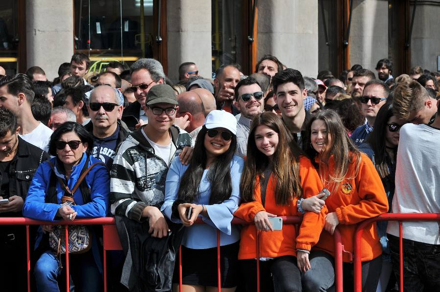 Fallas 2017 | Búscate en las fotografías de la mascletà de Ricardo Caballer en la plaza del Ayuntamiento