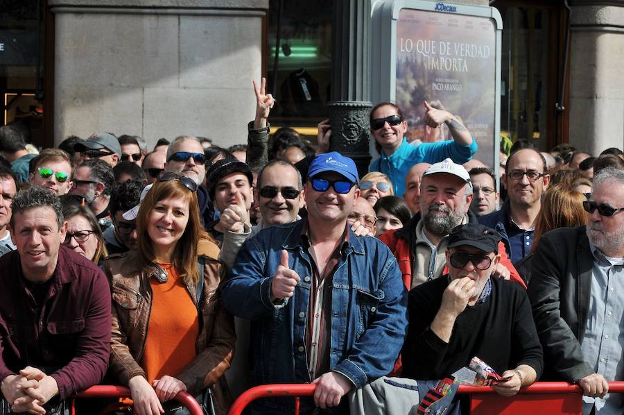 Fallas 2017 | Búscate en las fotografías de la mascletà de Ricardo Caballer en la plaza del Ayuntamiento