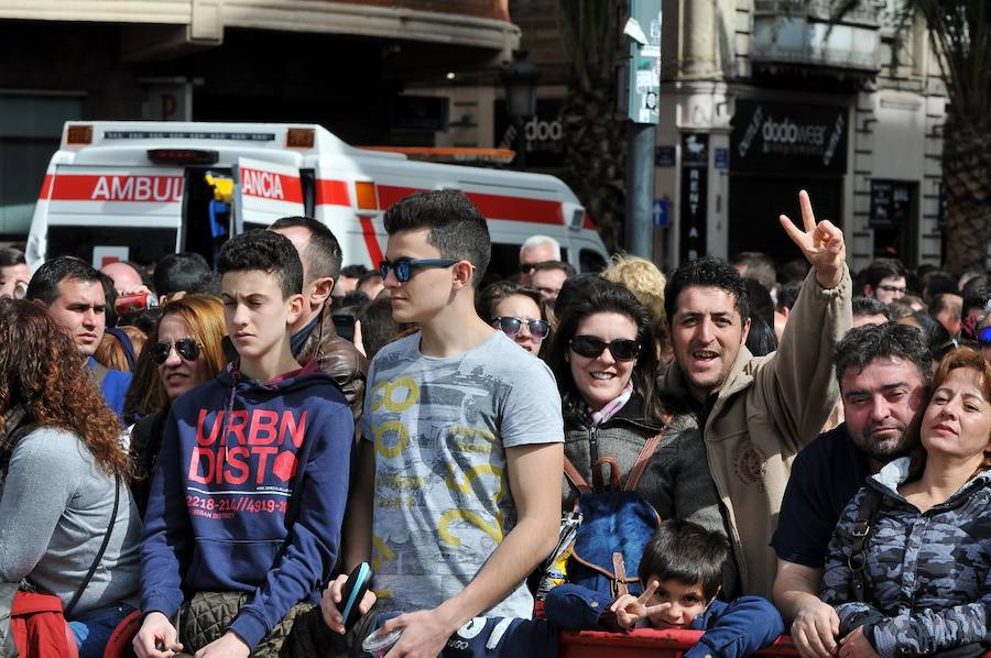 Fallas 2017 | Búscate en las fotografías de la mascletà de Ricardo Caballer en la plaza del Ayuntamiento