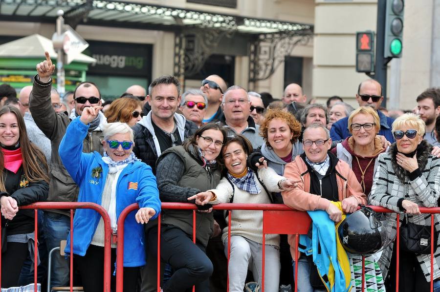 Fallas 2017 | Búscate en las fotografías de la mascletà de Ricardo Caballer en la plaza del Ayuntamiento