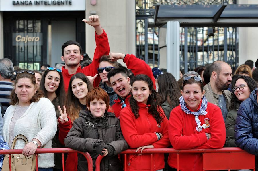 Fallas 2017 | Búscate en las fotografías de la mascletà de Ricardo Caballer en la plaza del Ayuntamiento