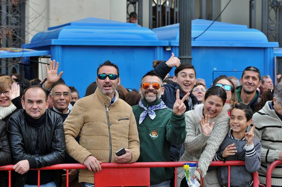 Fallas 2017 | Búscate en las fotografías de la mascletà de Ricardo Caballer en la plaza del Ayuntamiento