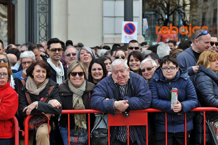 Fallas 2017 | Búscate en las fotografías de la mascletà de Ricardo Caballer en la plaza del Ayuntamiento