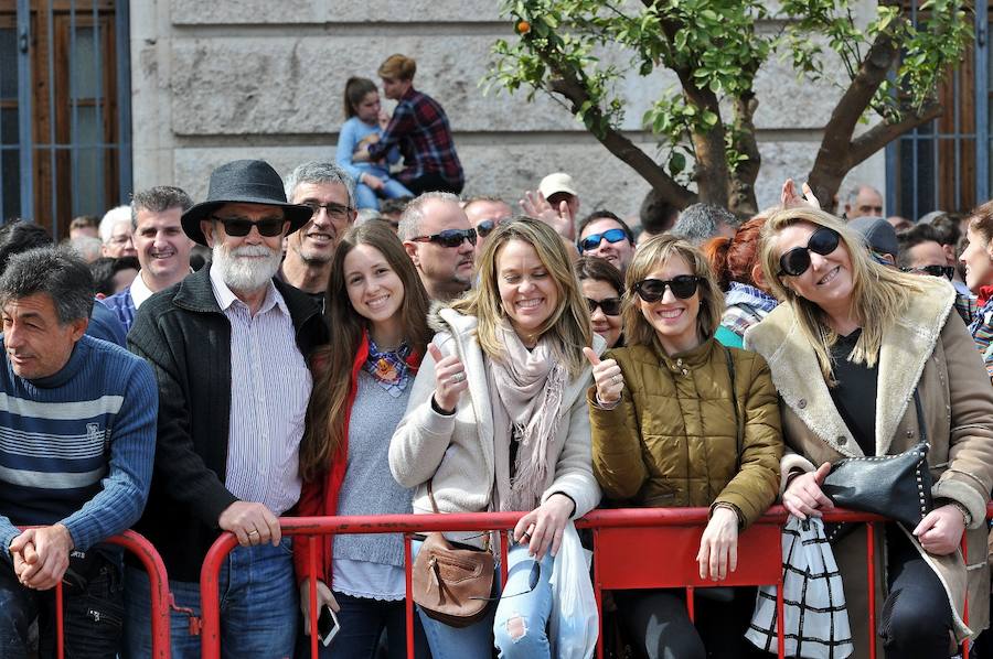 Fallas 2017 | Búscate en las fotografías de la mascletà de Ricardo Caballer en la plaza del Ayuntamiento