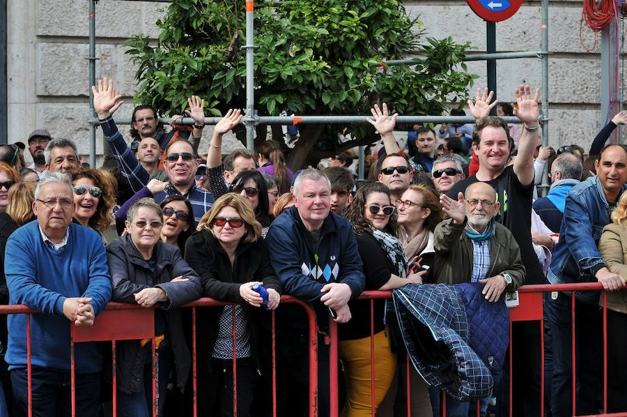 Fallas 2017 | Búscate en las fotografías de la mascletà de Ricardo Caballer en la plaza del Ayuntamiento