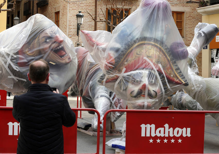 Fotos de los primeros ninots de las Fallas 2017 en las calles de Valencia