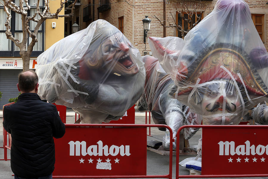 Fotos de los primeros ninots de las Fallas 2017 en las calles de Valencia