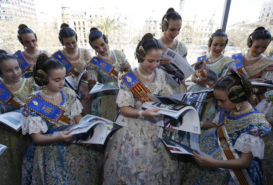 Fotos de la presentación del suplemento especial de Fallas de Las Provincias en el balcón del Ayuntamiento