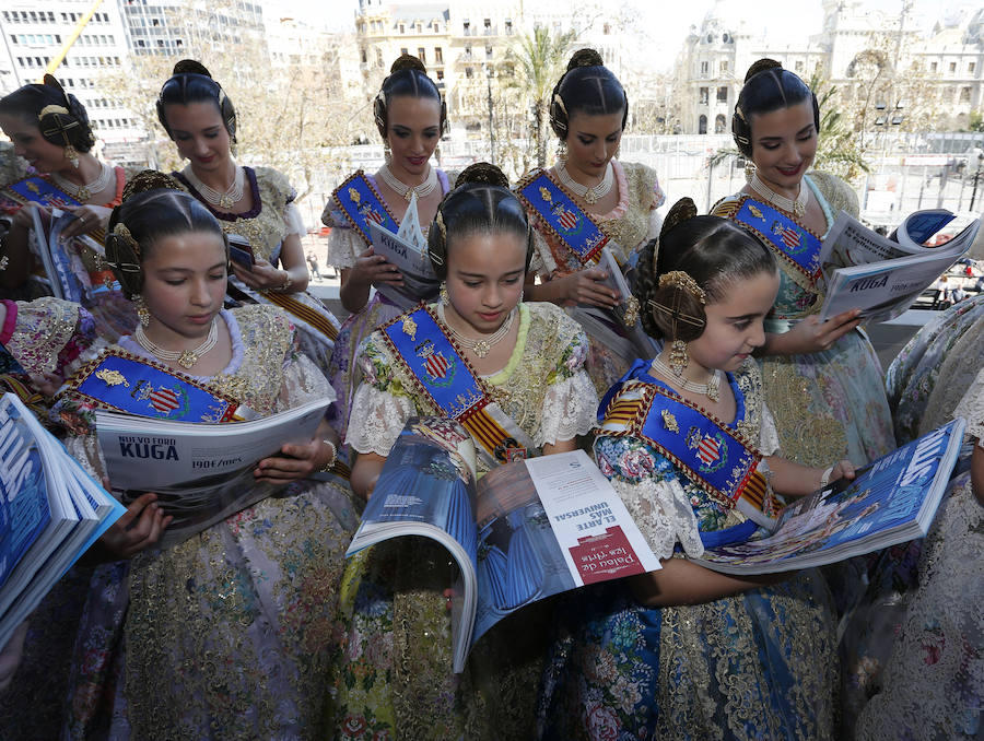 Fotos de la presentación del suplemento especial de Fallas de Las Provincias en el balcón del Ayuntamiento