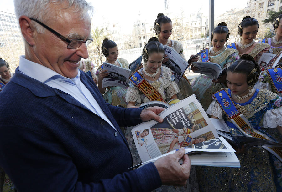 Fotos de la presentación del suplemento especial de Fallas de Las Provincias en el balcón del Ayuntamiento