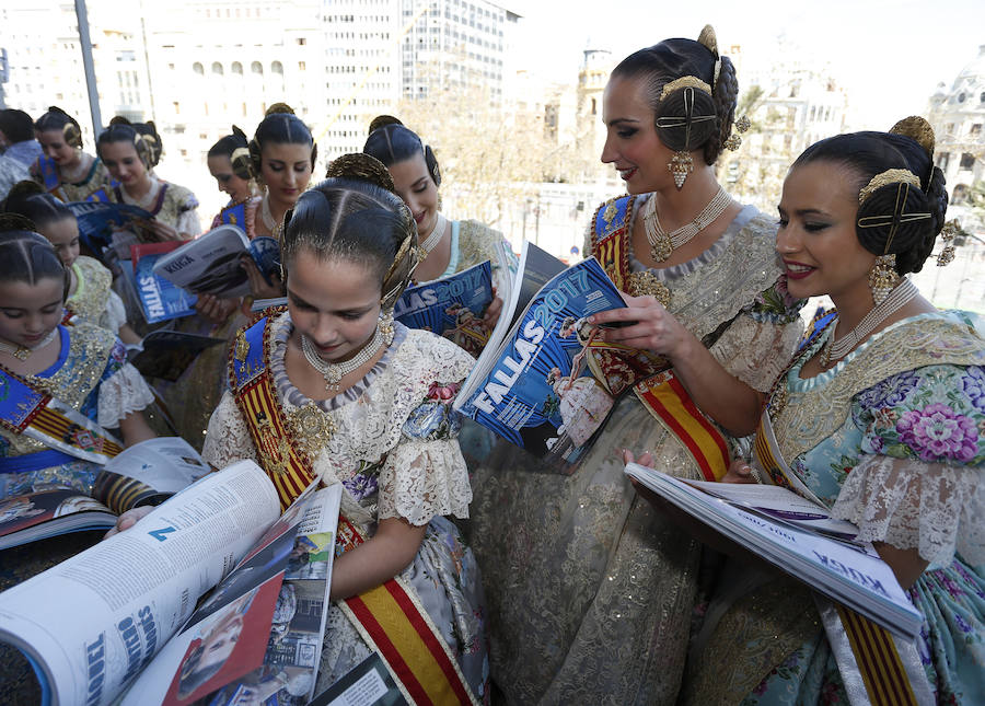 Fotos de la presentación del suplemento especial de Fallas de Las Provincias en el balcón del Ayuntamiento