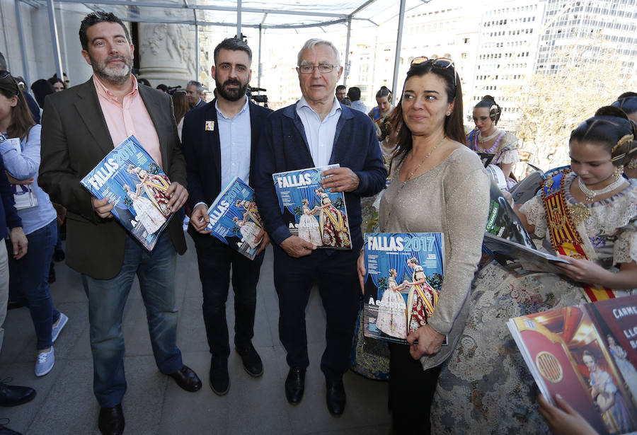 Fotos de la presentación del suplemento especial de Fallas de Las Provincias en el balcón del Ayuntamiento