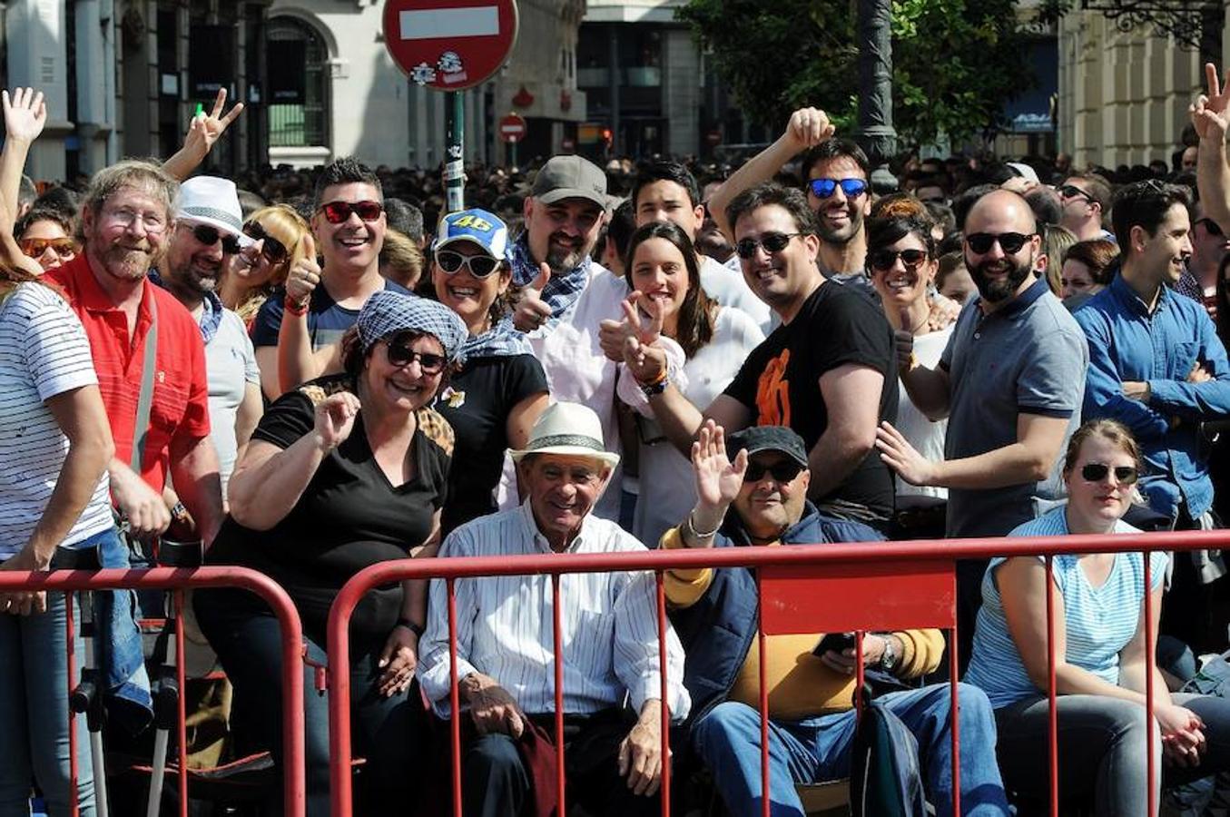 Fotos de la mascletà del sábado 11 de marzo de 2017 de Pirotecnia Tomás de Benicarló. Búscate