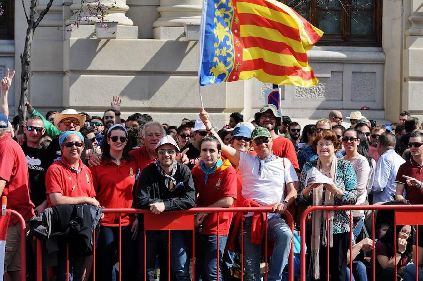 Fotos de la mascletà del sábado 11 de marzo de 2017 de Pirotecnia Tomás de Benicarló. Búscate