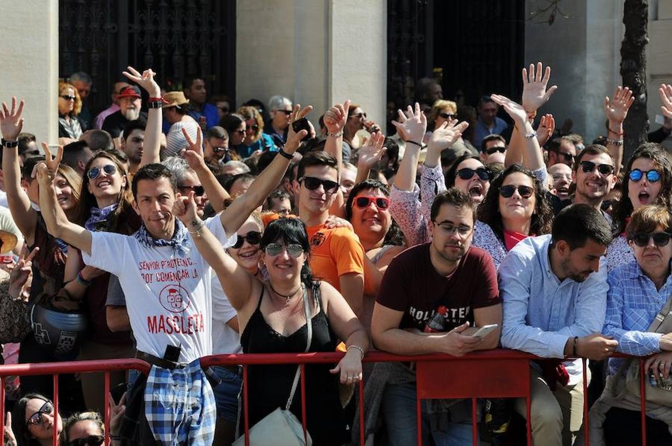 Fotos de la mascletà del sábado 11 de marzo de 2017 de Pirotecnia Tomás de Benicarló. Búscate