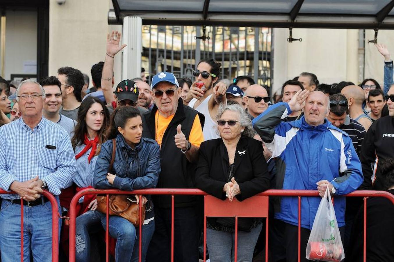 Fotos de la mascletà del sábado 11 de marzo de 2017 de Pirotecnia Tomás de Benicarló. Búscate