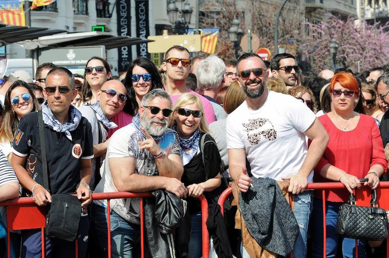 Fotos de la mascletà del sábado 11 de marzo de 2017 de Pirotecnia Tomás de Benicarló. Búscate