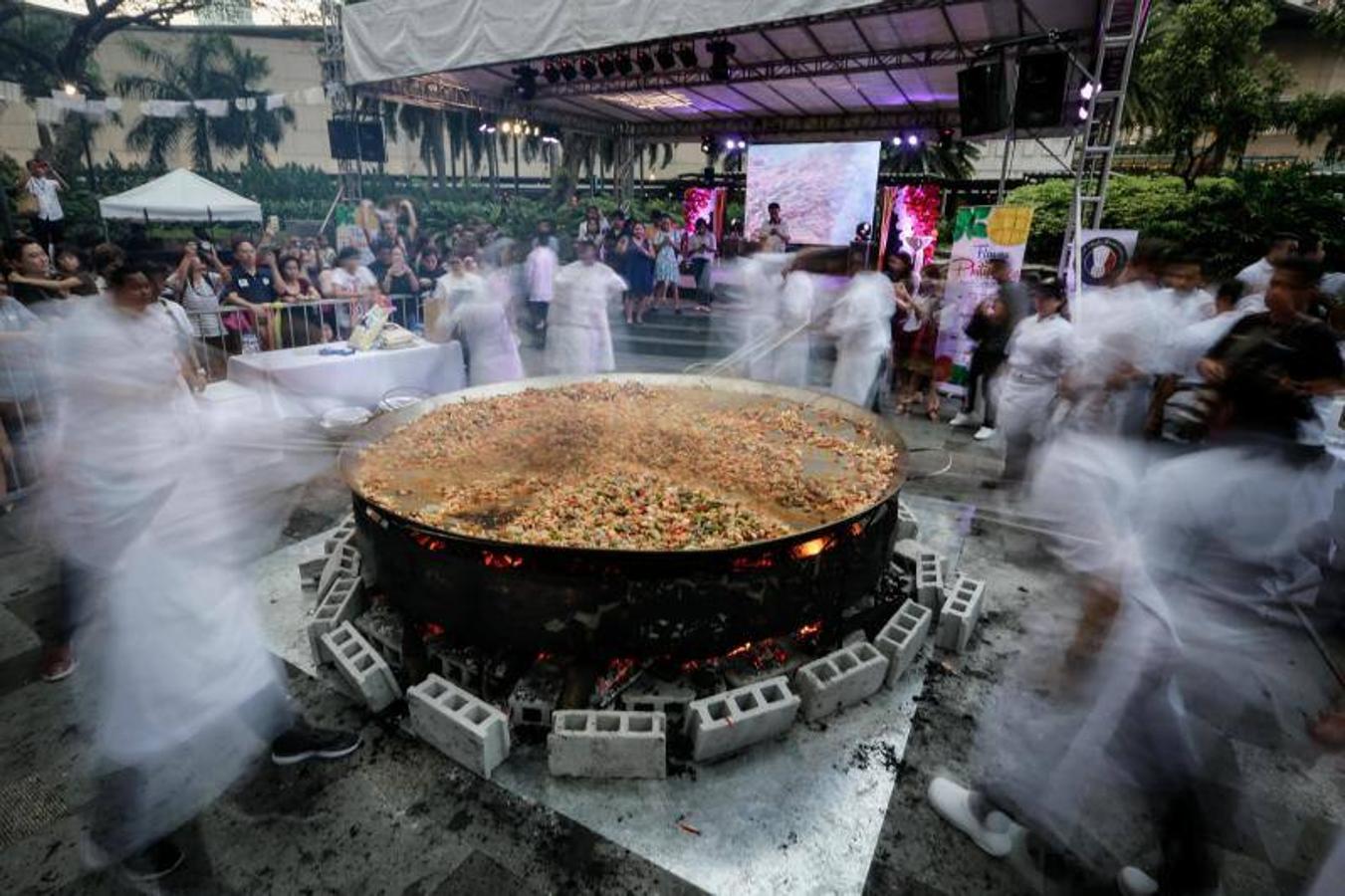 Fotos de la paella en Filipinas hecha con pollo, chorizo, calamar y gambas