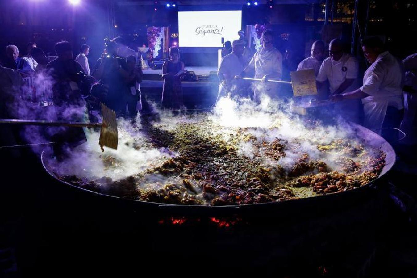 Fotos de la paella en Filipinas hecha con pollo, chorizo, calamar y gambas