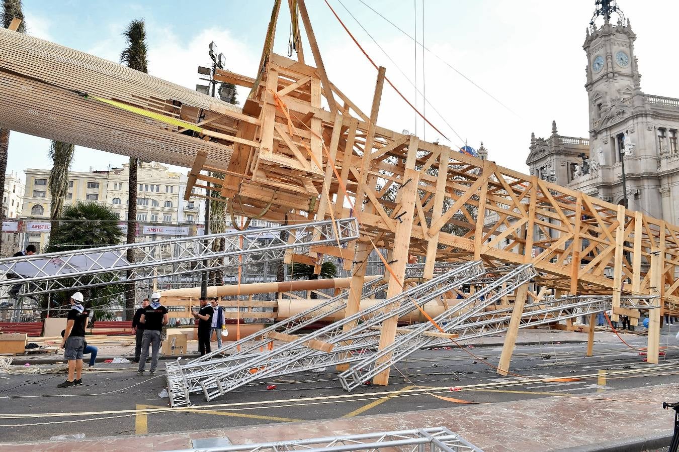 Fotos de la plantà al tombe de la falla de la plaza del Ayuntamiento de Valencia