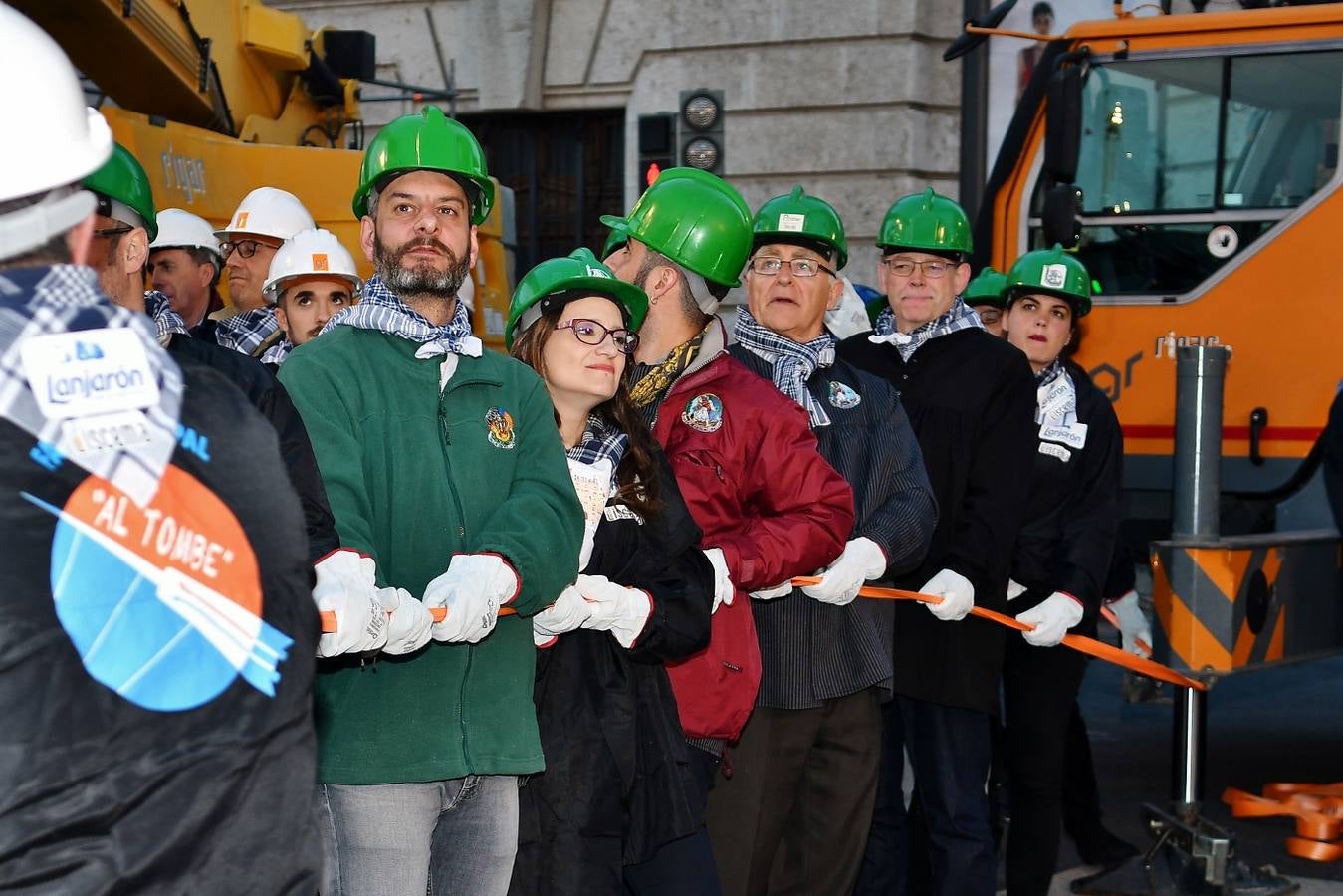 Fotos de la plantà al tombe de la falla de la plaza del Ayuntamiento de Valencia