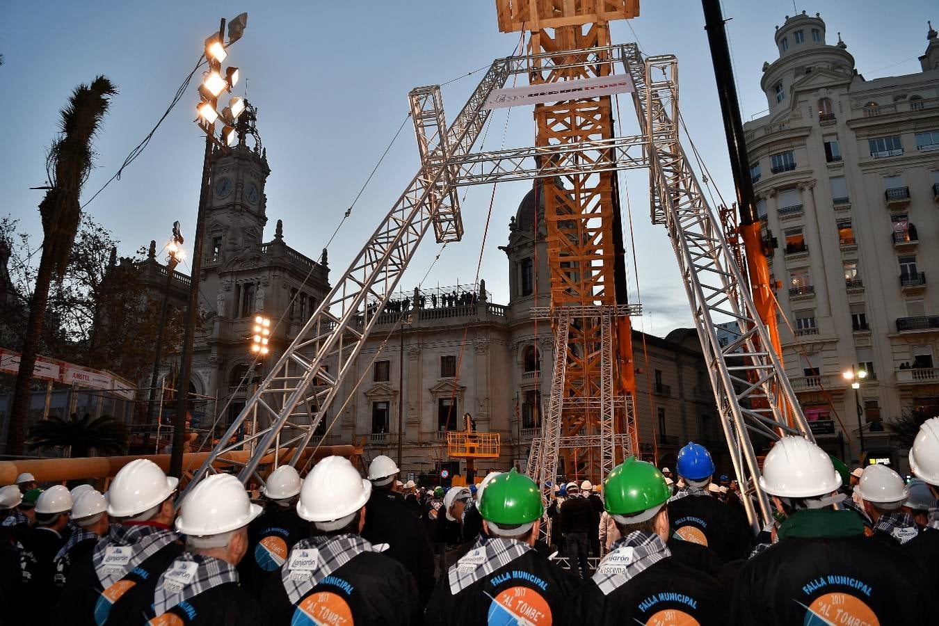 Fotos de la plantà al tombe de la falla de la plaza del Ayuntamiento de Valencia