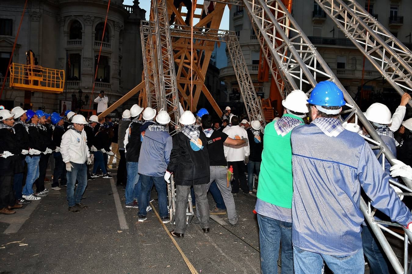 Fotos de la plantà al tombe de la falla de la plaza del Ayuntamiento de Valencia