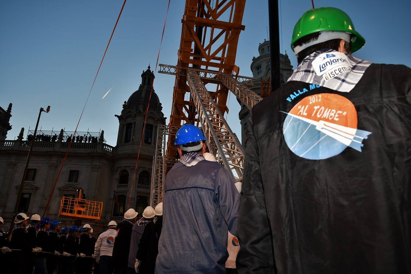 Fotos de la plantà al tombe de la falla de la plaza del Ayuntamiento de Valencia