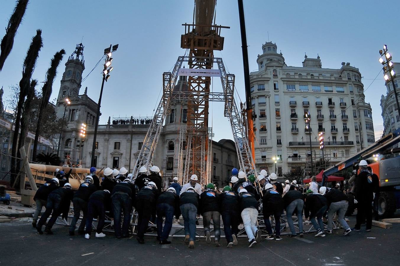 Fotos de la plantà al tombe de la falla de la plaza del Ayuntamiento de Valencia