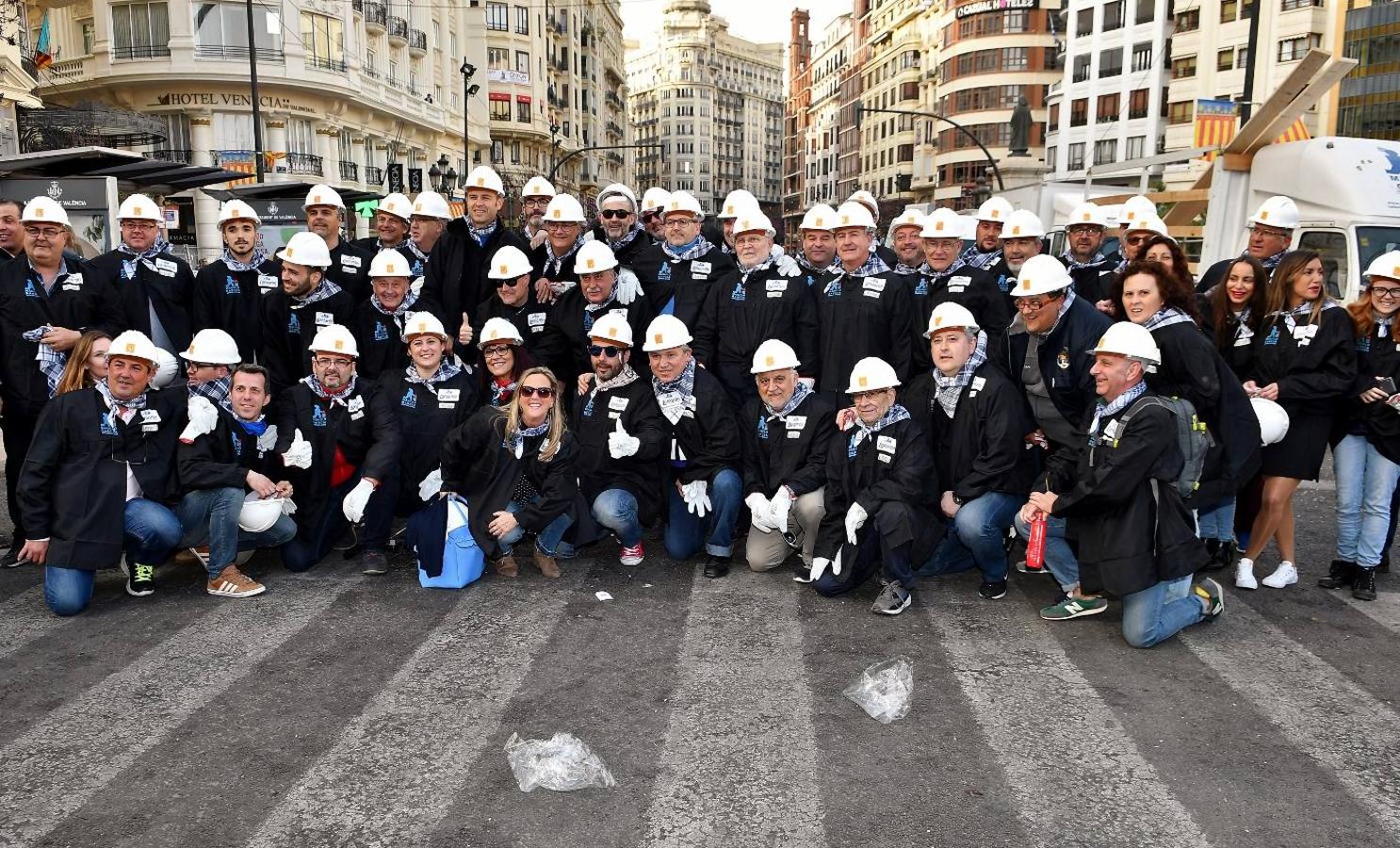 Fotos de la plantà al tombe de la falla de la plaza del Ayuntamiento de Valencia