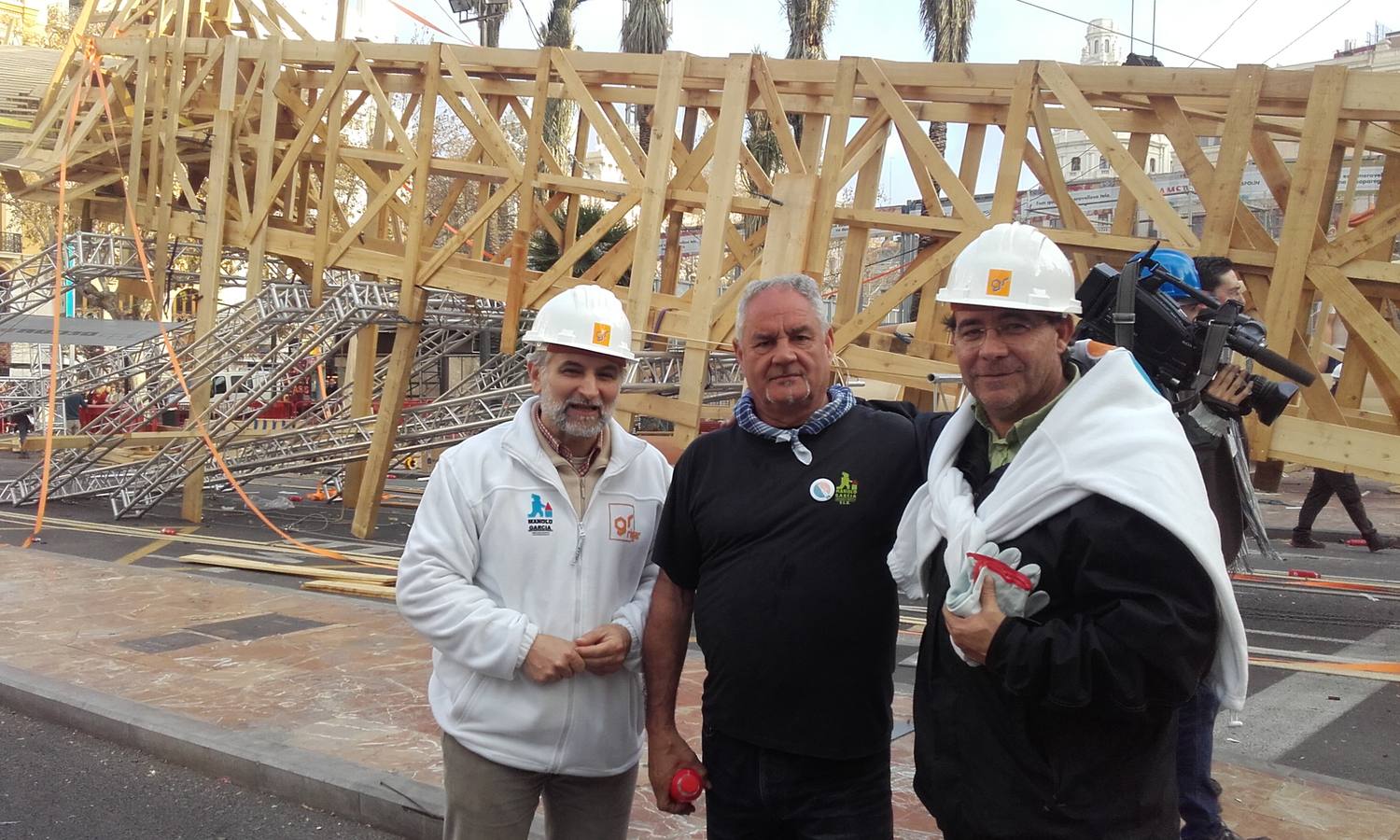 Fotos de la plantà al tombe de la falla de la plaza del Ayuntamiento de Valencia