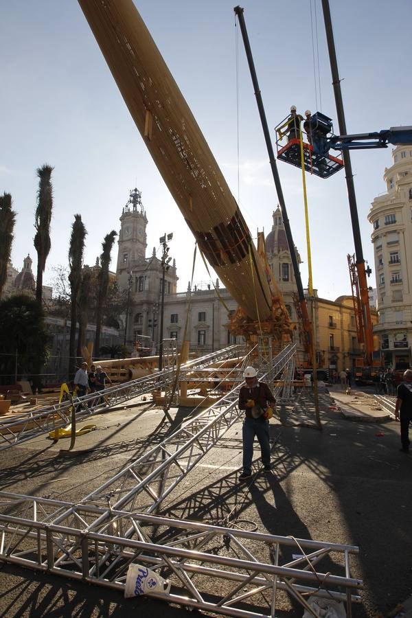 Fotos de la plantà al tombe de la falla de la plaza del Ayuntamiento de Valencia