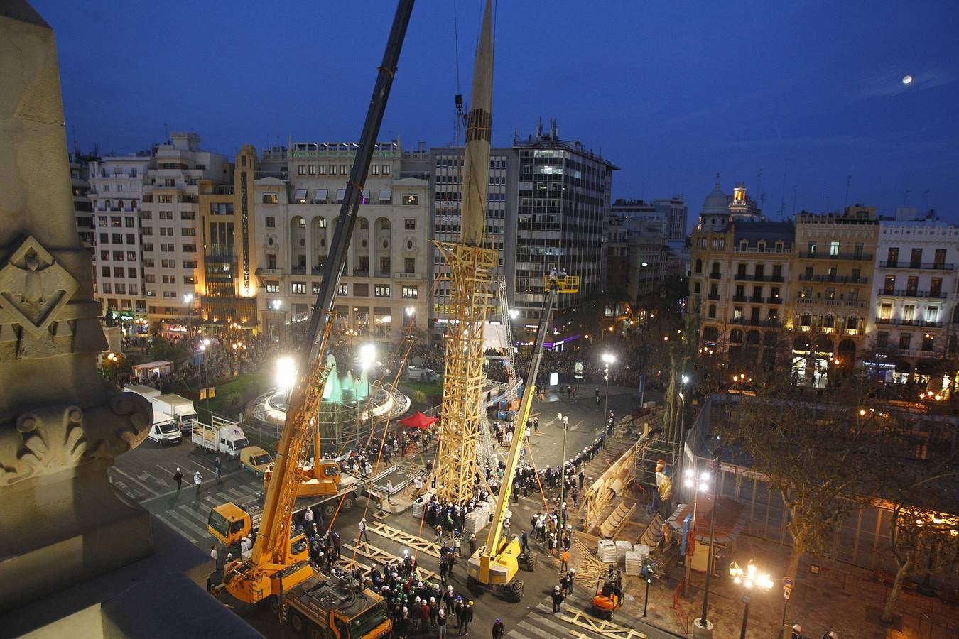 Fotos de la plantà al tombe de la falla de la plaza del Ayuntamiento de Valencia