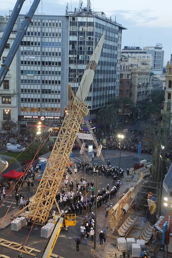 Fotos de la plantà al tombe de la falla de la plaza del Ayuntamiento de Valencia