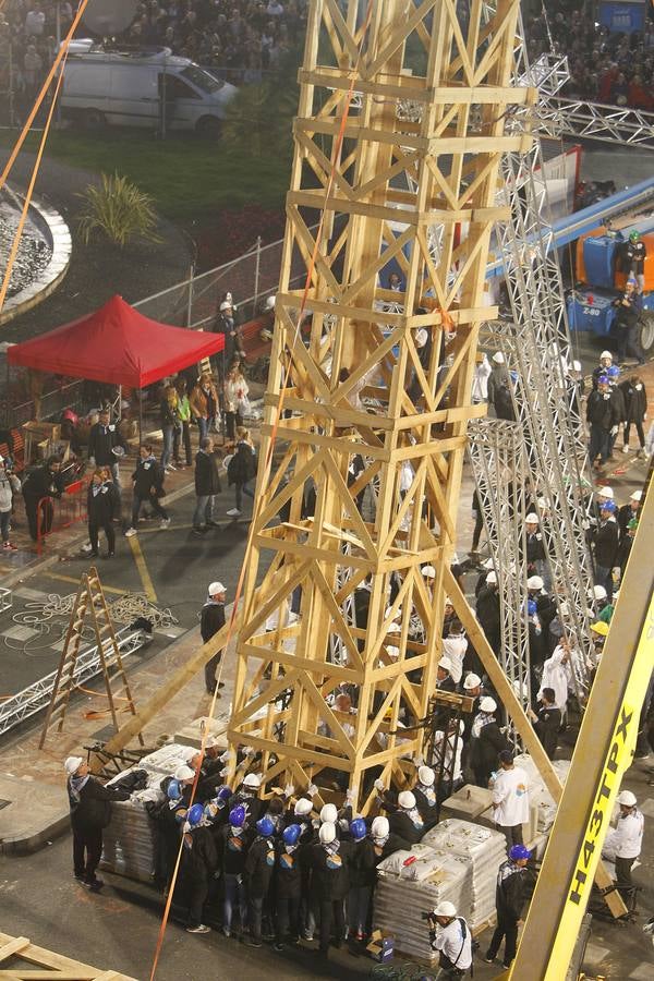 Fotos de la plantà al tombe de la falla de la plaza del Ayuntamiento de Valencia