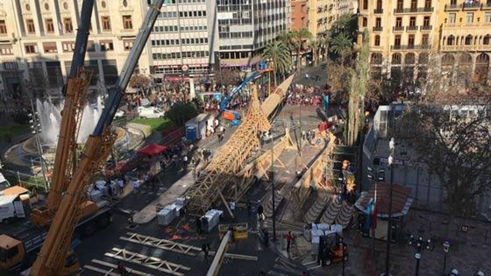 Fotos de la plantà al tombe de la falla de la plaza del Ayuntamiento de Valencia