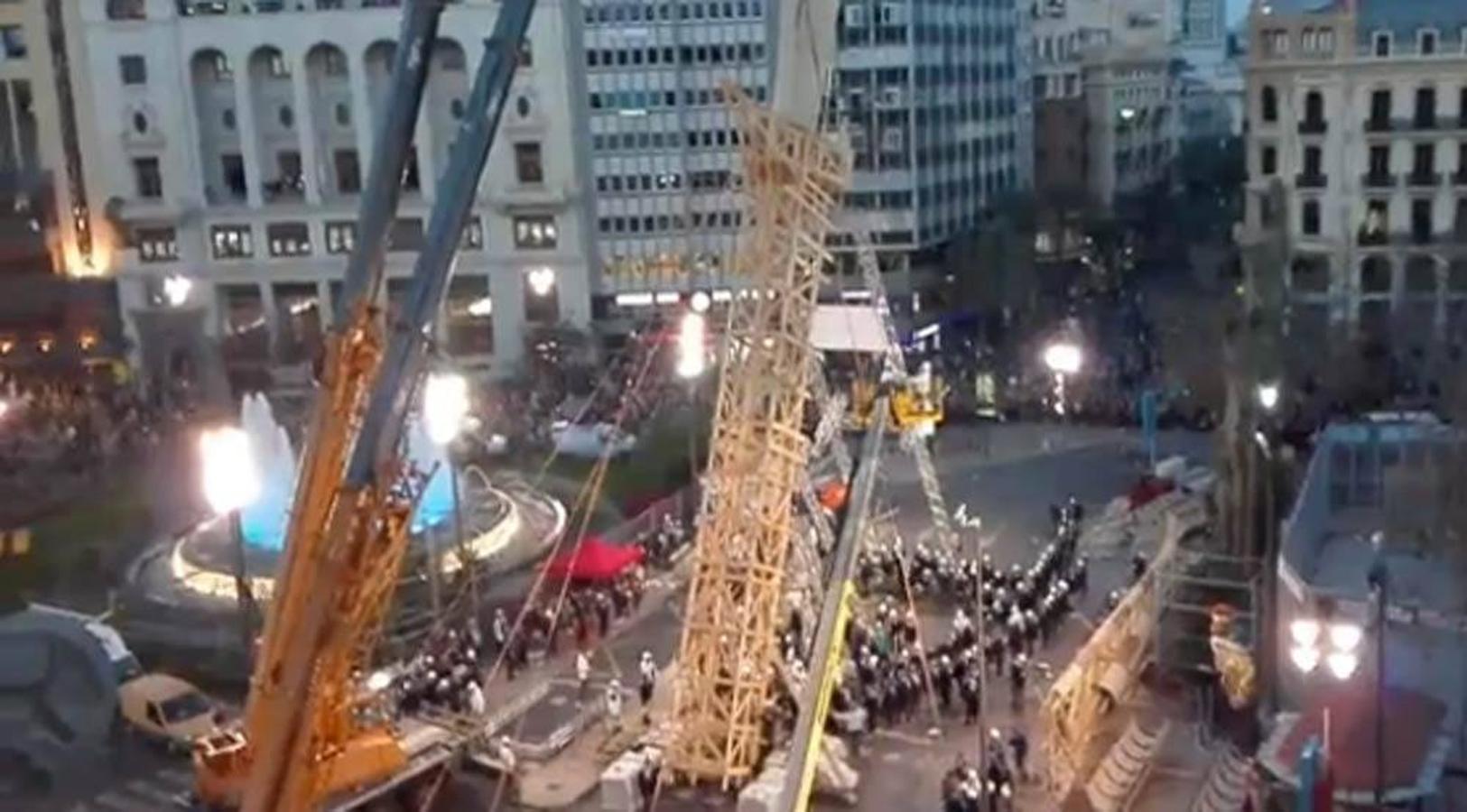 Fotos de la plantà al tombe de la falla de la plaza del Ayuntamiento de Valencia