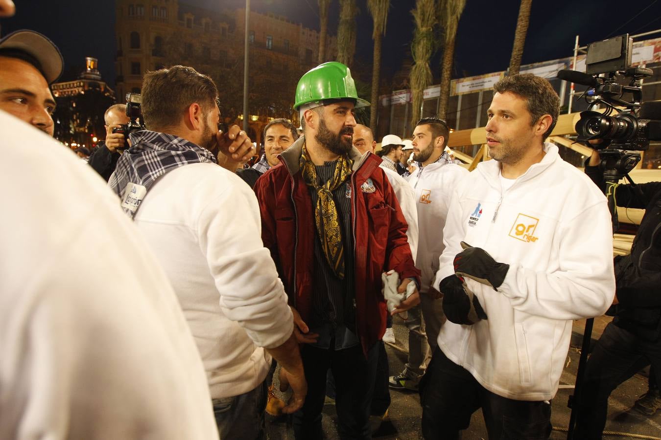 Fotos de la plantà al tombe de la falla de la plaza del Ayuntamiento de Valencia