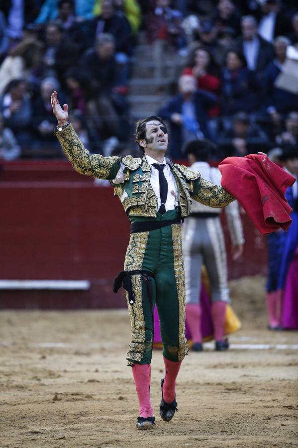 Fotos de la cogida y la faena de Juan José Padilla en la feria de Fallas de Valencia