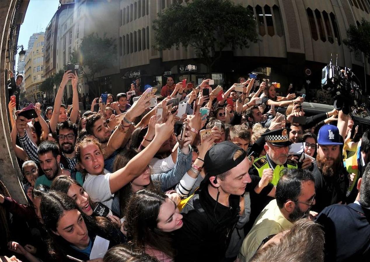 Los actores de Daryl y Negan, de &#039;The Walking Dead&#039;, en la mascletà de Valencia