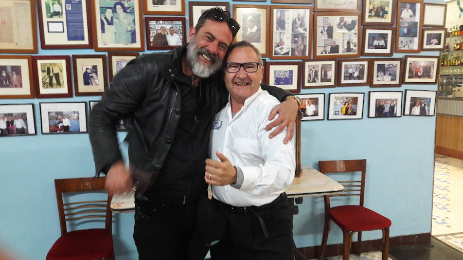 DARYL Y NEGAN DE &#039;THE WALKING DEAD&#039; COMEN PAELLA EN LA PEPICA