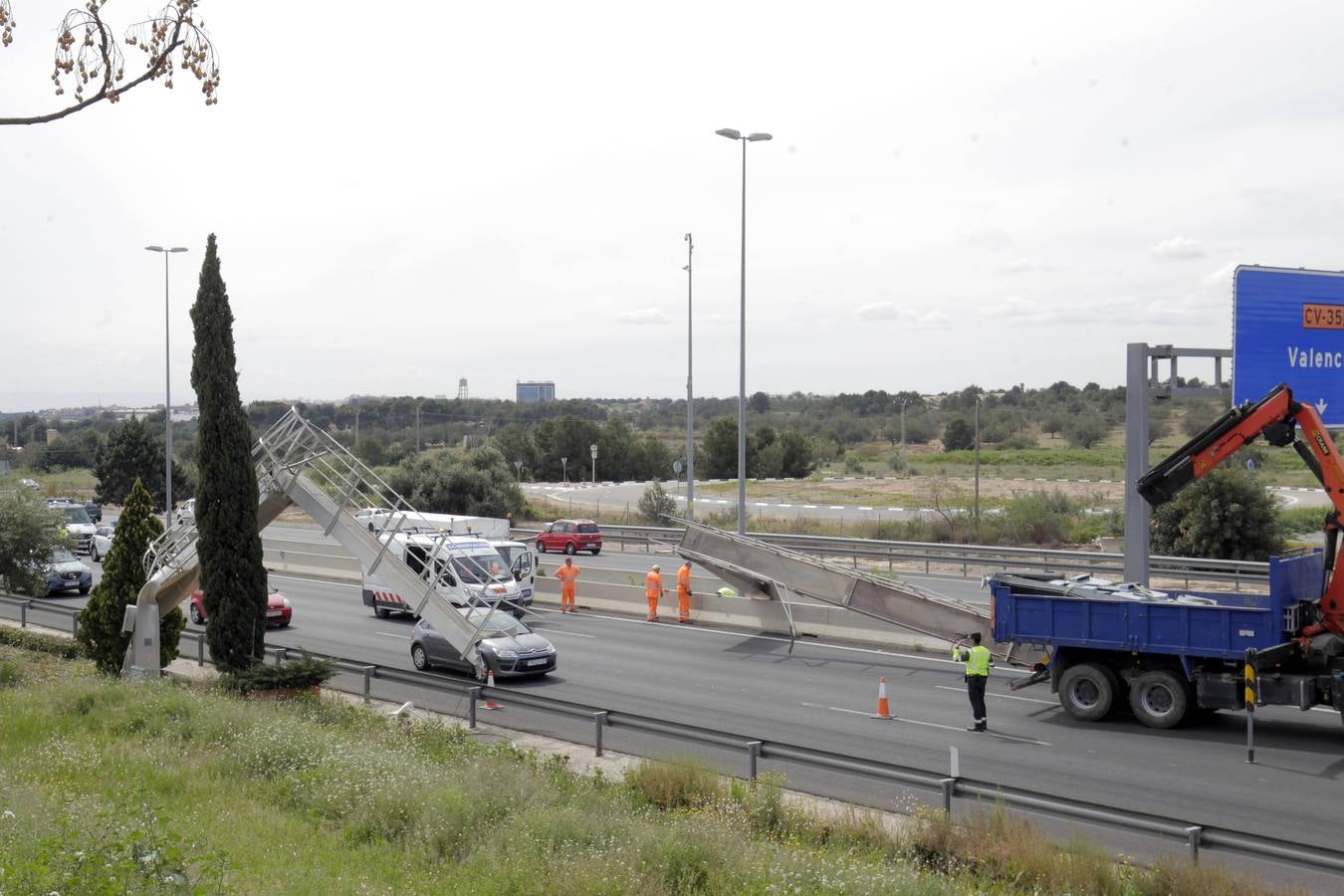 Fotos del atasco en la pista de Ademuz (CV-35) por la caída de una pasarela