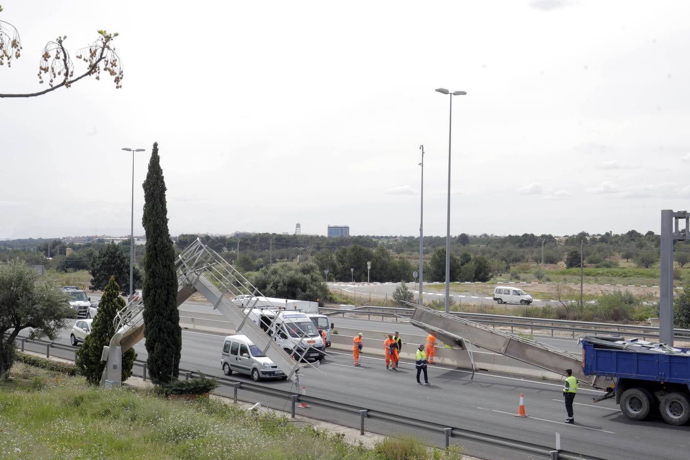 Fotos del atasco en la pista de Ademuz (CV-35) por la caída de una pasarela