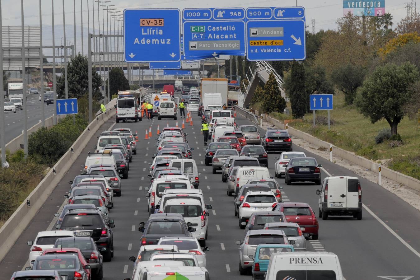 Fotos del atasco en la pista de Ademuz (CV-35) por la caída de una pasarela