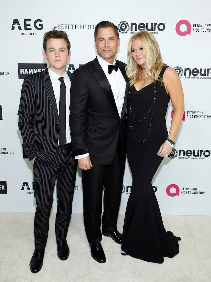 Rob Lowe (c) junto a su mujer Sheryl y su hijo John.