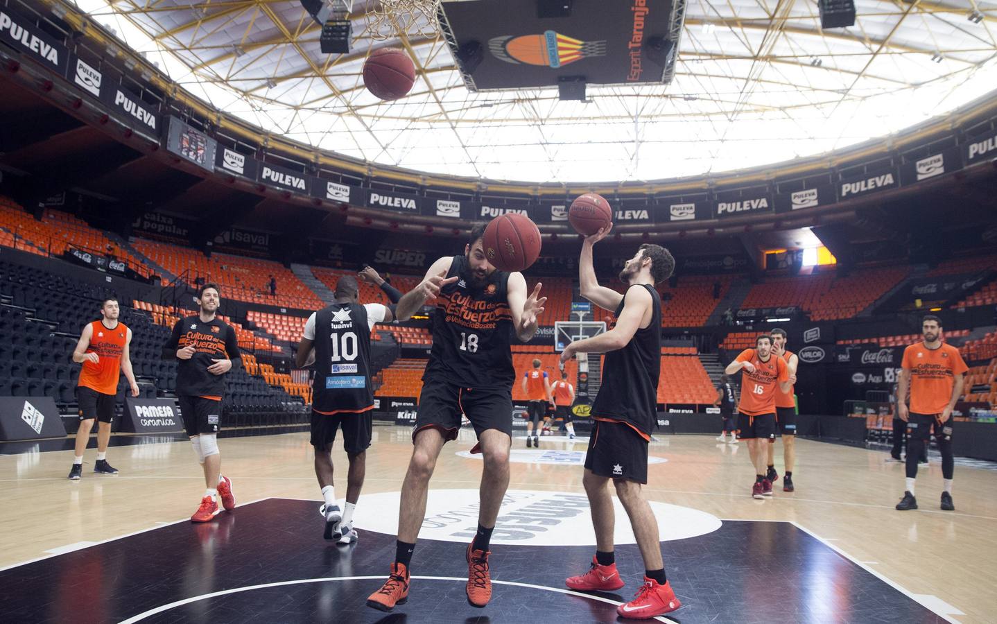 Fotos del entrenamiento previo al primer partido de la final de la Eurocup: Valencia Basket-Unicaja