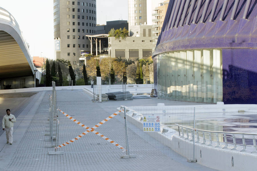 Fotos de las vallas en el Ágora para la sede del CaixaForum