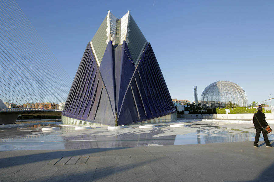 Fotos de las vallas en el Ágora para la sede del CaixaForum