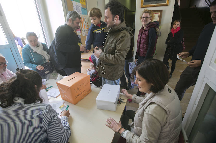 Fotos de los padres votando el modelo de la jornada escolar en el colegio Jaime Balmes