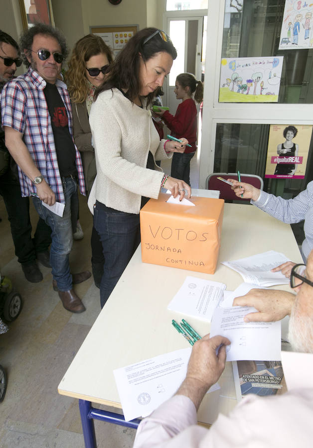 Fotos de los padres votando el modelo de la jornada escolar en el colegio Jaime Balmes